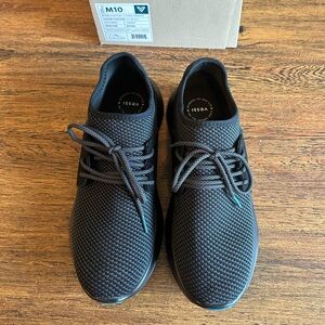 Vessi men’s black shoes